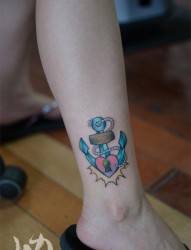 女人小腿时尚精美的彩色船锚纹身图片