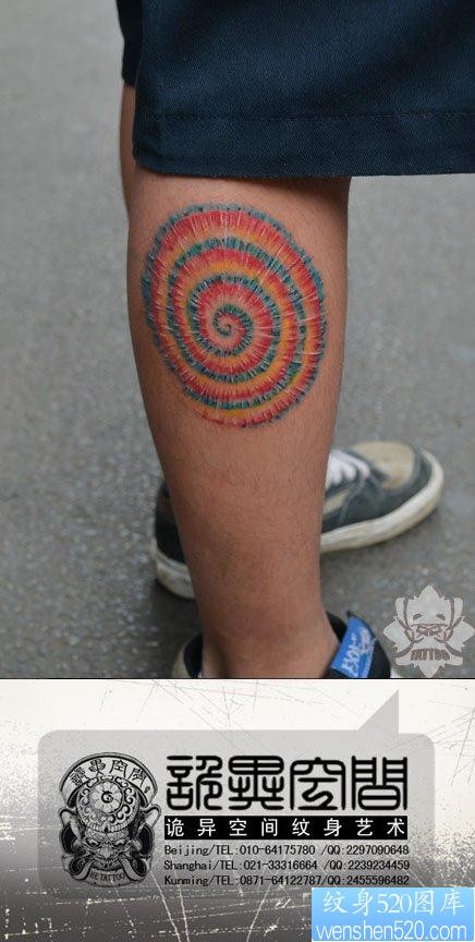 点击大图看下一张：男生腿部迷幻的彩色图腾纹身图片