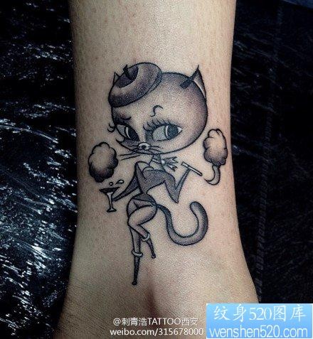 点击大图看下一张：女人腿部可爱时尚的猫咪纹身图片