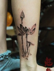 女人腿部唯美潮流的水墨莲花纹身图片