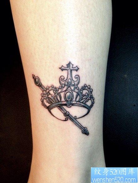 点击大图看下一张：女人腿部时尚经典的皇冠权杖纹身图片