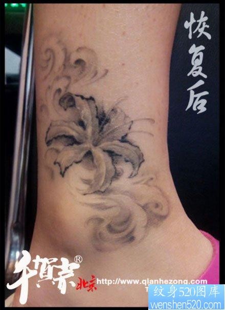 点击大图看下一张：女人小腿唯美潮流的黑白彼岸花纹身图片
