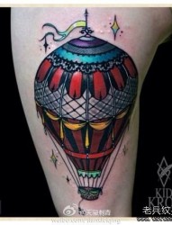 女人大腿处潮流时尚的热气球纹身图片