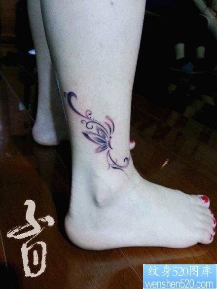 点击大图看下一张：女人小腿唯美时尚的黑白蝴蝶纹身图片
