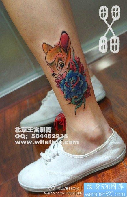 点击大图看下一张：女人腿部经典可爱的小鹿玫瑰纹身图片