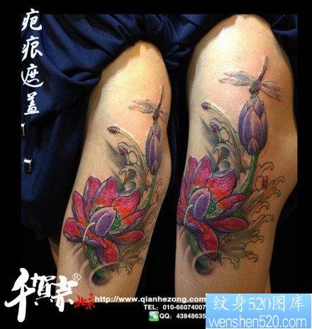 点击大图看下一张：女人腿部唯美的传统莲花蜻蜓纹身图片