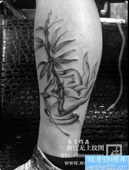 点击大图看下一张：腿部时尚经典的一幅佛手与竹子纹身图片