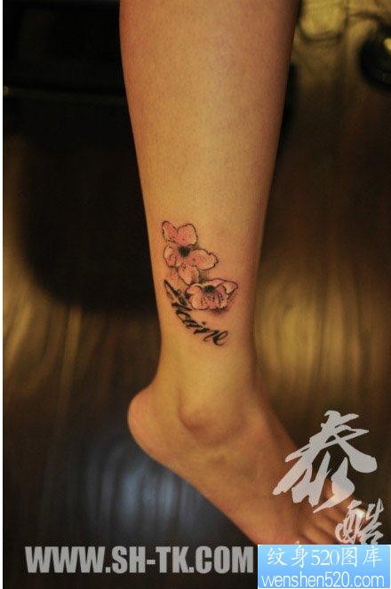 点击大图看下一张：女人小腿时尚小巧的桃花纹身图片