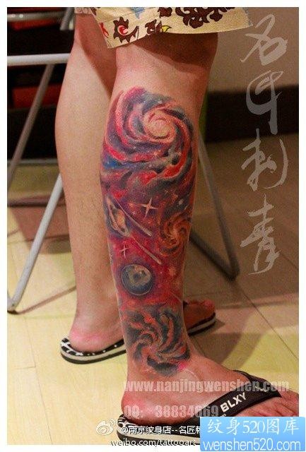 点击大图看下一张：男生腿部潮流很酷的星空纹身图片