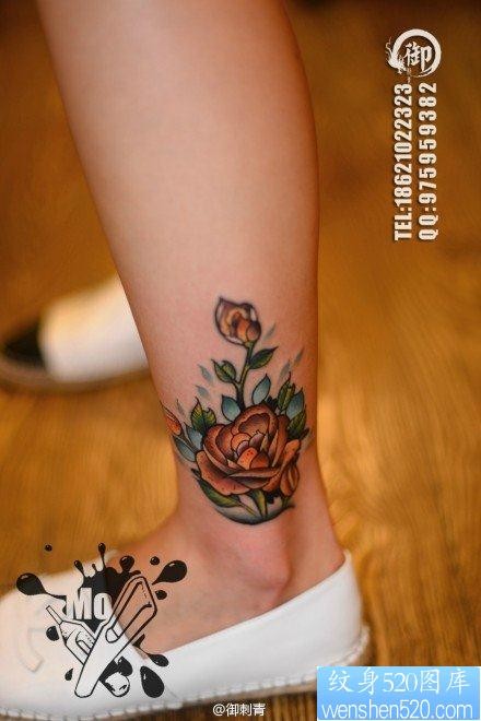 点击大图看下一张：腿部时尚唯美的玫瑰纹身图片