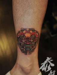 男生腿部很酷帅气的唐狮子纹身图片