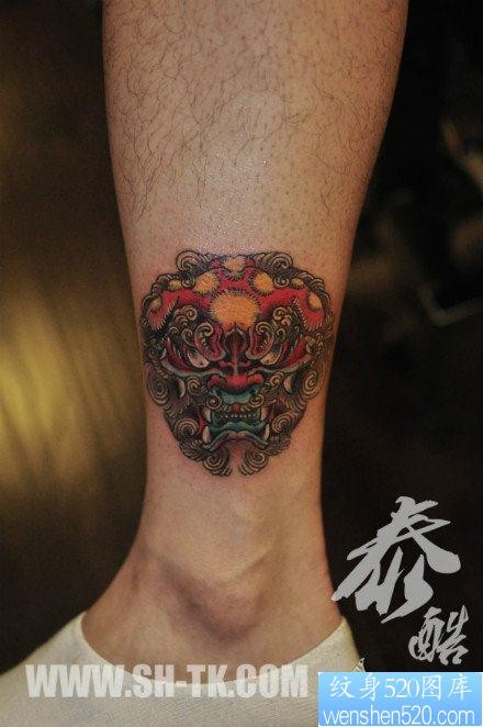 点击大图看下一张：男生腿部很酷帅气的唐狮子纹身图片
