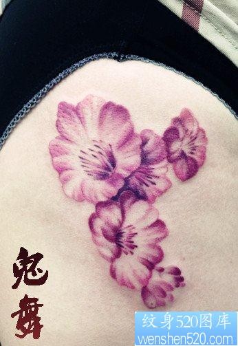 点击大图看下一张:女人腿部唯美好看的花卉纹身图片
