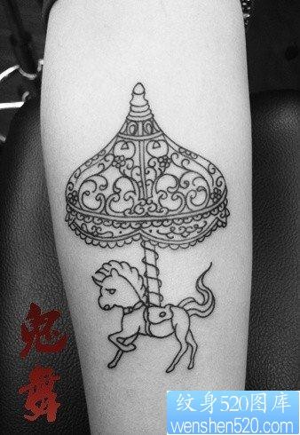 点击大图看下一张:女人腿部潮流时尚的旋转木马纹身图片