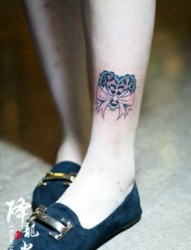 女人腿部小巧时尚的豹纹爱心纹身图片