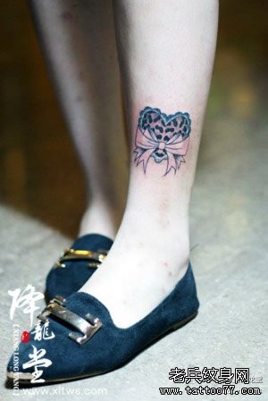 点击大图看下一张：女人腿部小巧时尚的豹纹爱心纹身图片