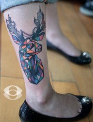 腿部时尚经典的三角小鹿纹身图片