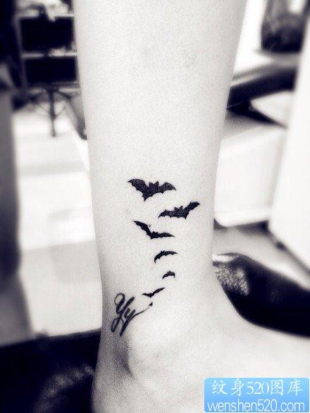 点击大图看下一张：腿部潮流时尚的一幅图腾蝙蝠纹身图片