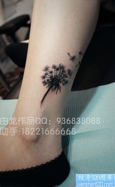 点击大图看下一张:女人腿部潮流经典的蒲公英纹身图片