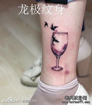 点击大图看下一张：女人腿部时尚的一幅红酒杯与小鸟纹身图片