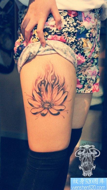 点击大图看下一张：女人腿部时尚精美的莲花纹身图片