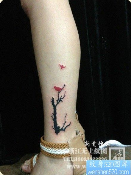 点击大图看下一张：女人腿部时尚潮流的图腾小树与小鸟纹身图片