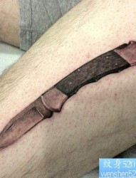 小腿上一幅个性匕首纹身图片