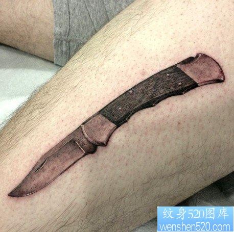 点击大图看下一张：小腿上一幅个性匕首纹身图片