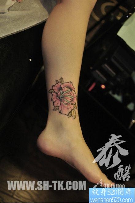 点击大图看下一张：女人小腿时尚潮流的玫瑰花纹身图片