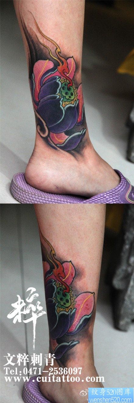 点击大图看下一张：女人腿部精美时尚的传统莲花纹身图片