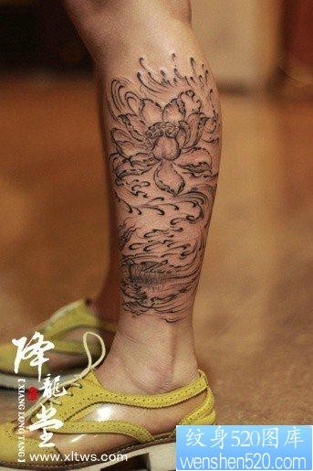 点击大图看下一张:腿部唯美时尚的写意鲤鱼莲花纹身图片