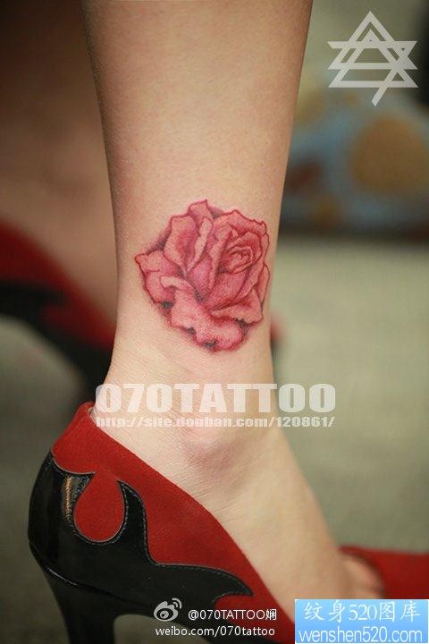 点击大图看下一张：一幅脚踝漂亮的玫瑰花纹身图片