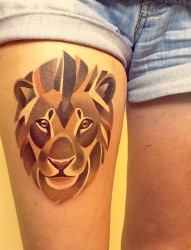 大腿上一幅潮流个性狮子纹身图片