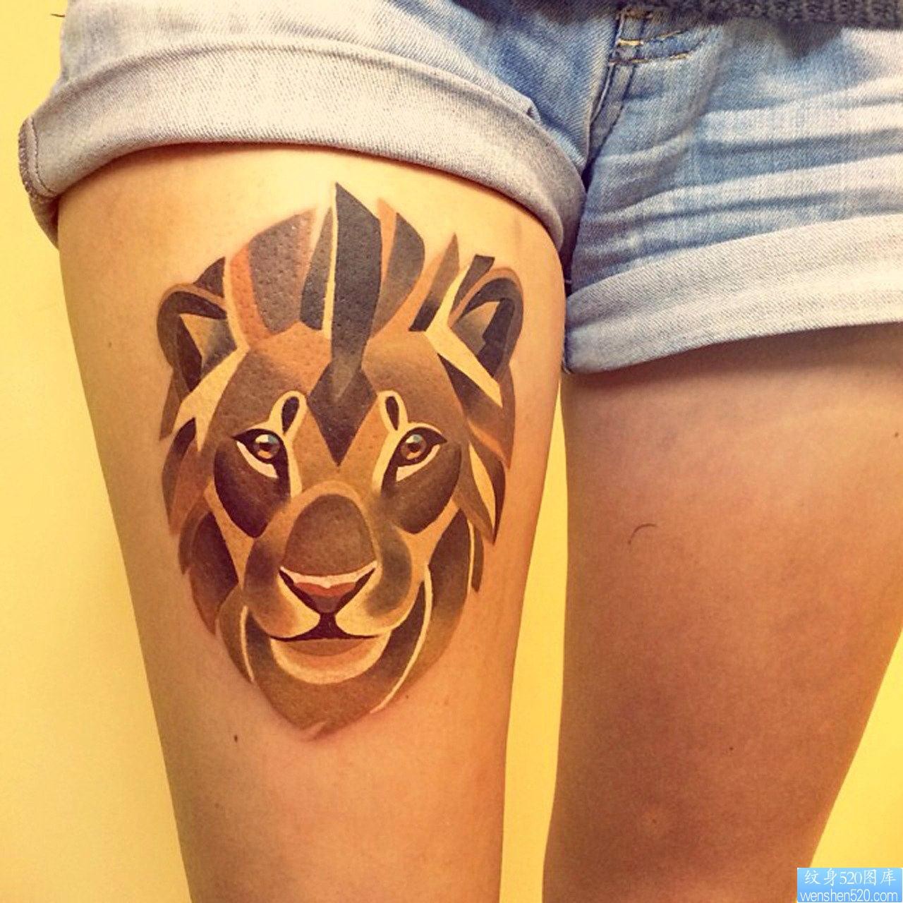 点击大图看下一张：大腿上一幅潮流个性狮子纹身图片
