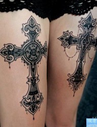 一幅性感的大腿蕾丝十字架纹身图片
