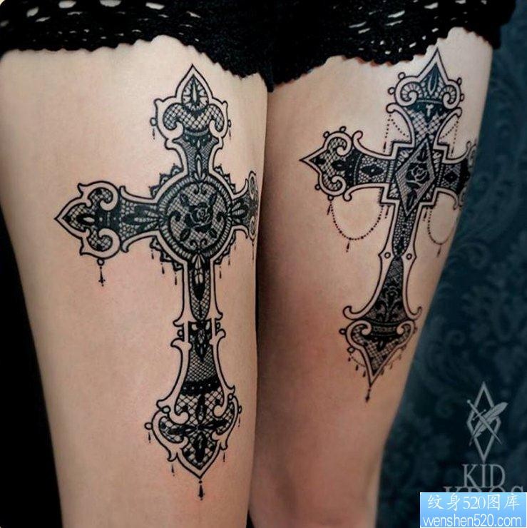 点击大图看下一张：一幅性感的大腿蕾丝十字架纹身图片