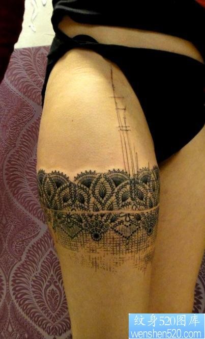 点击大图看下一张：大腿上一幅性感蕾丝纹身作品