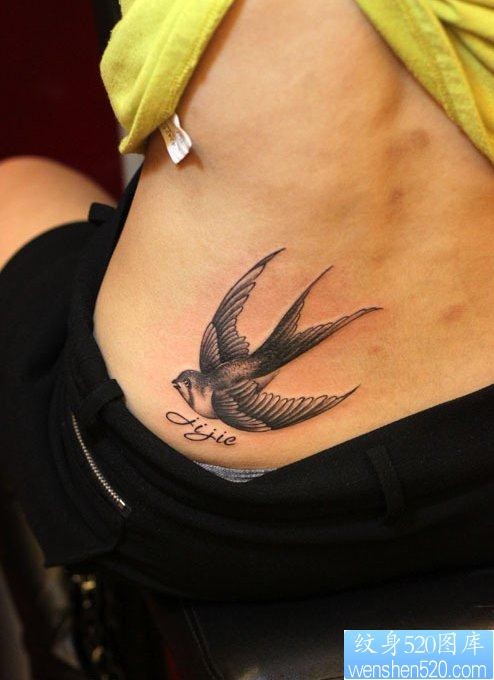 点击大图看下一张：纹身520图库推荐一幅女人腰部燕子纹身图片