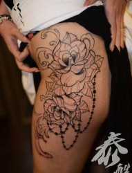 女人一幅大腿线条花珠子纹身图片