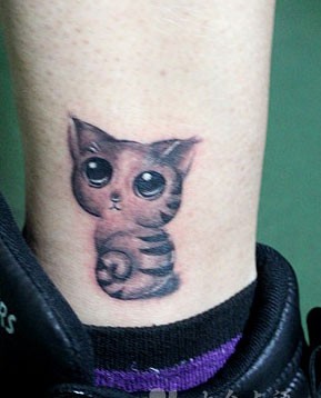 点击大图看下一张：纹身520图库推荐一幅脚踝小清新小猫纹身图片图4
