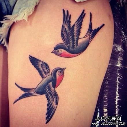 点击大图看下一张：一幅大腿燕子纹身图片由纹身520图库推荐