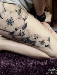 纹身520图库推荐一幅女人腿部花卉纹身图片