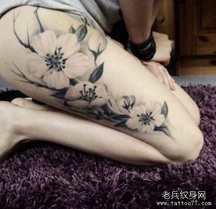 点击大图看下一张：纹身520图库推荐一幅女人腿部花卉纹身图片
