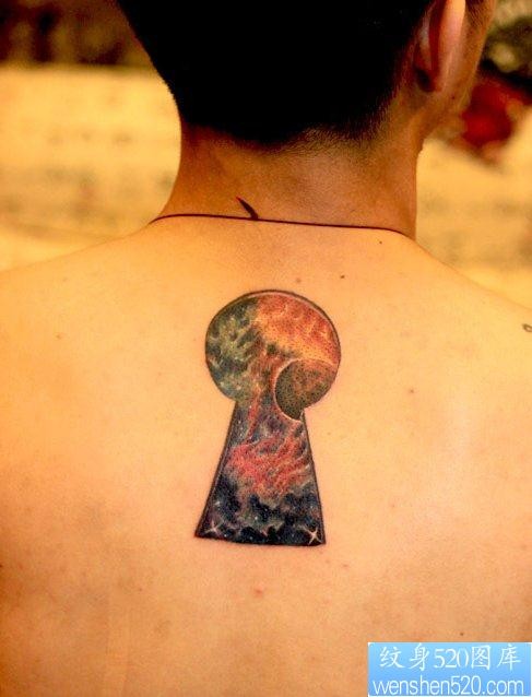 点击大图看下一张:一幅背部星空纹身图片由纹身520图库推荐