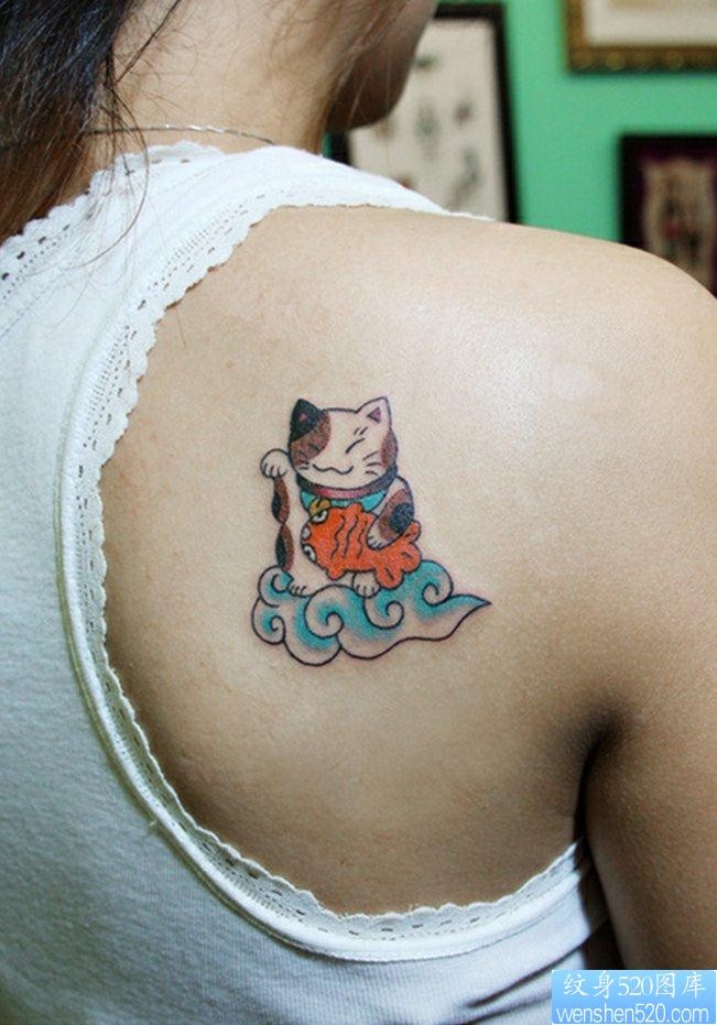 点击大图看下一张：一幅背部招财猫纹身图片由纹身520图库推荐