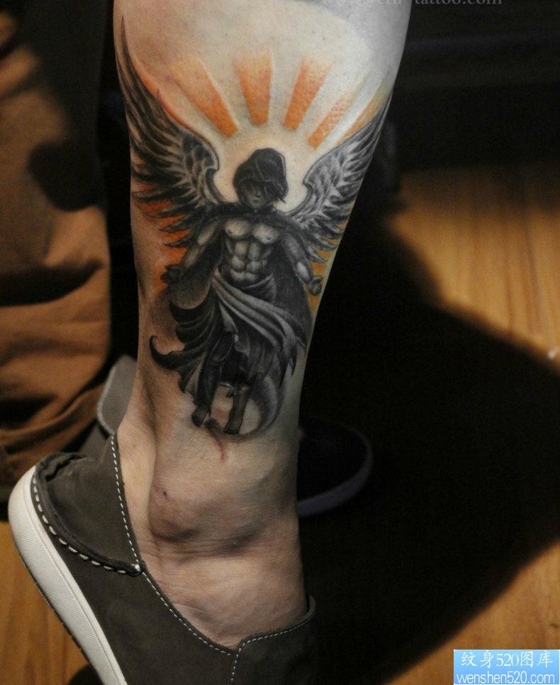 点击大图看下一张:纹身520图库推荐一幅脚踝天使文身图片