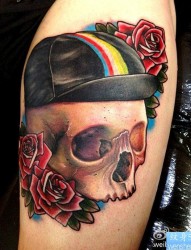 一幅腿部骷髅头玫瑰花纹身图片由纹身520图库推荐