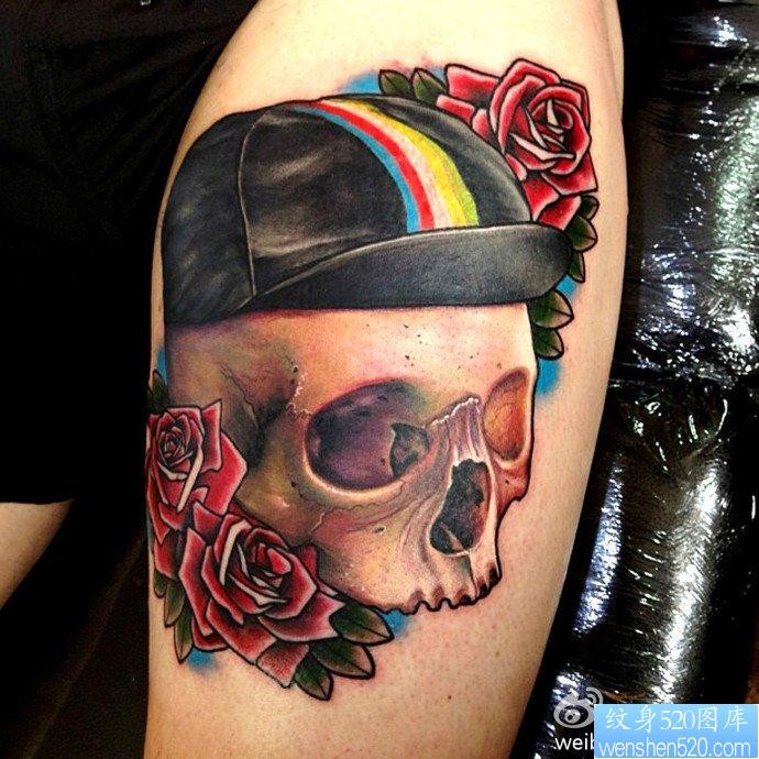 点击大图看下一张：一幅腿部骷髅头玫瑰花纹身图片由纹身520图库推荐