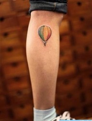 腿部彩色气球纹身图片由纹身520图库推荐