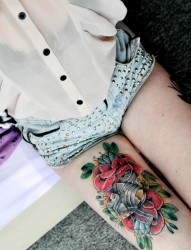 美女腿部漂亮的纹身图案